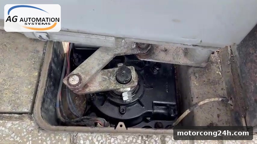 Motor âm sàn và tay đòn trong hộp âm, cổng 4 cánh xếp Thủ Đức